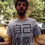 Esas camisetas con letras japonesas que sabe Dios que dicen...