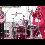 Cuando estás sobrecualificado para el trabajo de batería en un espectáculo infantil