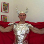 Hombre disfrazado de Thor espanta a ladrón [ENG]