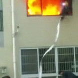 Bombero escapando del fuego