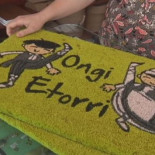 Facebook censura un souvenir vasco al considerar inadecuado su contenido