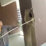 Un chino muestra la pésima calidad de un bloque nuevo de apartamentos