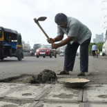 Este padre lleva años salvando vidas arreglando baches en la carretera