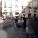Policía local multando bicicleta aparcada en la calle