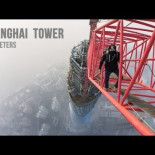 Dos chicos escalando la Shangai Tower (650m)