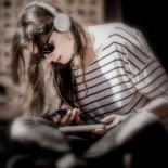 Por qué hay gente viendo series y escuchando podcasts a 1,5x