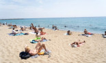 Invasión de bañistas con ropa en playas nudistas de Barcelona: "Un 'mirón' se masturbó a mi lado"