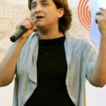 Colau estrena alcaldía paralizando desahucios