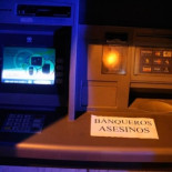 Numerosas sucursales amanecen con pintadas de 'asesinos' tras el suicido de Amaia