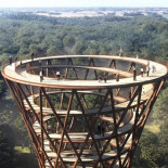 Desafiante torre de madera en forma de espiral