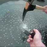 Jugando con burbujas de metano en lago congelado