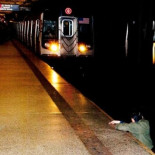 Polémica por foto de hombre a punto de morir en metro de Nueva York