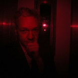 El juez concede la libertad bajo fianza a Assange