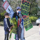 Contramanifestación pastafari frente a una secta cristiana [en]