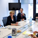 Así "crucificaron" a Tsipras en el interior de la reunión