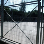 Vecinos de Villaverde Alto denuncian que el “Cara el Sol” suena por megafonía en una pista deportiva municipal