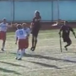 Increíble gol de un niño con una sola pierna