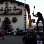 Vídeo: Un aizkolari navarro vence con su hacha a una motosierra cortando un coche