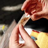 Solo era tabaco de liar: anulada la sanción a cinco guardias civiles por fumar porros