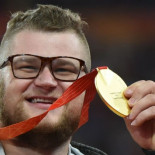 Gana el oro, se emborracha para celebrarlo y termina pagando un taxi con la medalla