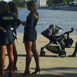 Los diminutos uniformes de las policías rusas generaron revuelo