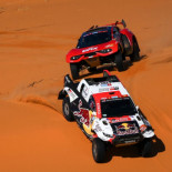 Rutas por carretera, abandonados ganando etapas y mucho acelerador a fondo: Bienvenidos al peor Dakar de la historia