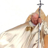 Cruz dedicada a Juan Pablo II se derrumba y mata a joven italiano