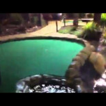 Putt complicado en campo de minigolf