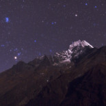 Impresionante panorámica de cielo nocturno sobre el Himalaya
