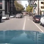 Roba el coche patrulla a los agentes que intentan detenerlo