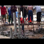 Clavando pilares en Indonesia