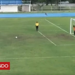 ¿Has visto alguna vez un penalti más ridículo que éste?