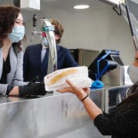 Ayuso culpa a Podemos del "espectáculo" de Ifema y un diputado le contesta que invitó a los 132 parlamentarios