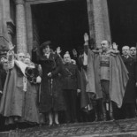 Reclaman a los Franco dos piezas del Pórtico de la Gloria