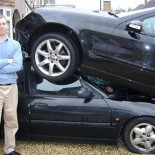 Una mujer aparca su coche encima del coche del vecino