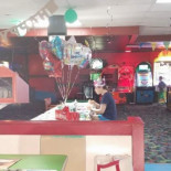 Captaron una foto de una chica autista pasando su 18 cumpleaños sola... e internet no defraudó