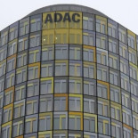 Un programa desarrollado por dos jóvenes alemanes supera en precisión a la NASA  (Alemán)