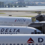 Azafata rompe botella en la cabeza de pasajero que trataba de abrir la puerta de un avión en vuelo