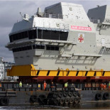 Así se traslada el enorme puente de mando de un portaaviones