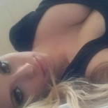 Unos pechos descomunales de 5 kilos lastran la carrera de una luchadora