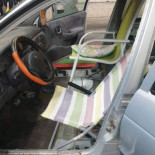 Inmovilizado un coche que llevaba sillas de playa y una hamaca como asientos