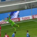 Un gol inexistente hace líder al Leverkusen