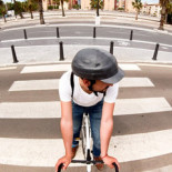 Innovación española que triunfa en EEUU: un casco plegable para ciclistas