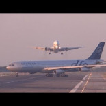 Un avión de Aerolíneas Argentinas entra en la pista 02 del El Prat mientras un avión de UTair aterrizaba