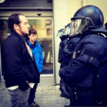 David Fernàndez se planta ante los antidisturbios custodiando La Directa