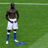 Balotelli encarga una estatua de sí mismo con su pose de la Euro