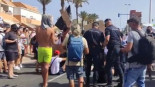 La policía desaloja a los vecinos en La Manga para el paso de la Vuelta ciclista