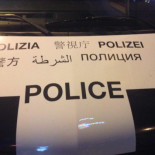 [Humor] Los nuevos vehículos de la Policía Municipal de Madrid llevan rótulos en varios idiomas, pero...