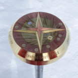 El nuevo poste que señaliza el Polo Sur homenajea al astronauta Neil Armstrong