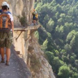 Empresas de aventuras ofrecen guías para hacer el Caminito del Rey y ocultan que el paso está prohibido